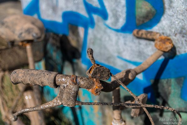 Lenker, altes Fahrrad, schlammbedeckt und verrostet, wurde aus Becken eines Stauwehr geholt und abgestellt, Flütewehr, Göttingen, Deutschland