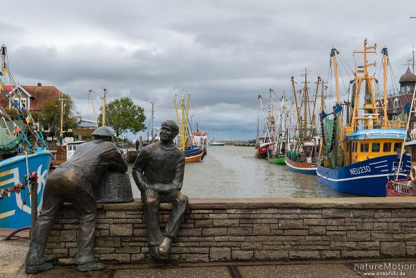 Bronzestatuen zweier Fischer schauen in den Hafen, Neuharlingersiel, Deutschland