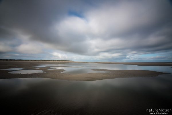 Strand mit Prielen, Wolken spiegeln sich im Wasser, lange belichtet, Spiekeroog, Deutschland