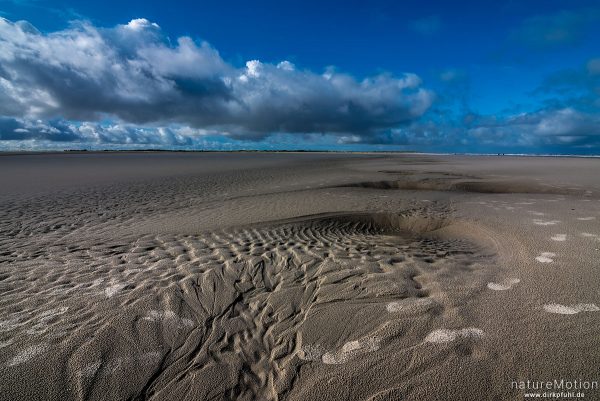Priel mit Sandmustern, Wolken, Spiekeroog, Deutschland