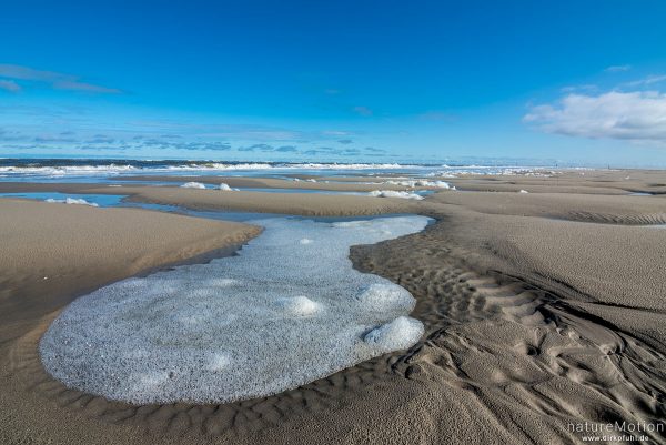 Priel mit Sandmustern, Meerschaum, Wolken, Spiekeroog, Deutschland