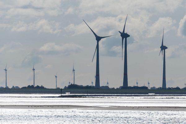 Windräder an der Küste bei Neuharlingersiel, Spiekeroog, Deutschland