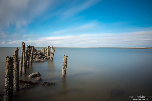 Holzpfähle einer Bune im Wasser, lange belichtet, Spiekeroog, Deutschland