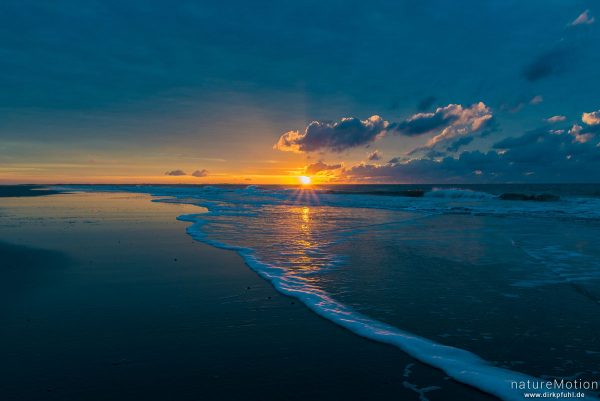 Sonnenuntergang, Spülsaum bei ablaufendem Wasser, Spiekeroog, Deutschland