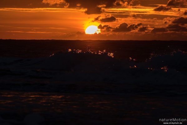 Sonnenuntergang, Spülsaum bei ablaufendem Wasser, Spiekeroog, Deutschland