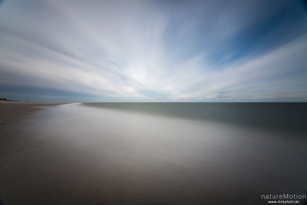 Spülsaum und ziehende Wolken, lange belichtet, Spiekeroog, Deutschland