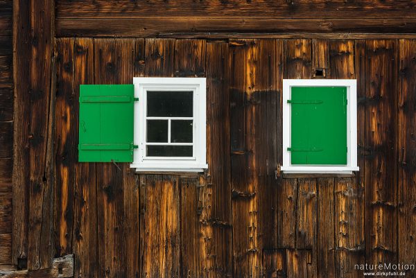 Fenster in Holzfassade, Hirschegg - Kleinwalsertal, Österreich