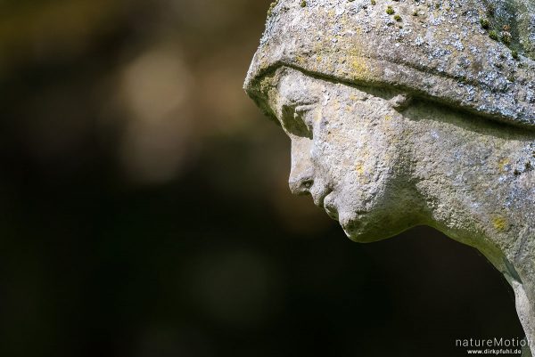 Statue einer Frau, Grabmal, Stadtfriedhof, Göttingen, Deutschland