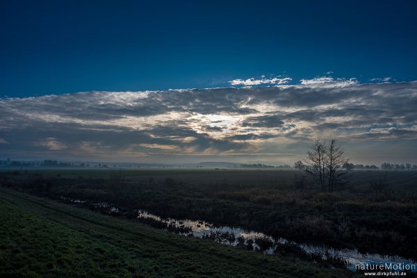 Wolken und Morgennebel über der Feldmark südlich des Flüthewehr, Göttingen, Deutschland