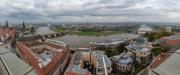 Blick über die Elbe, Elbufer und Innenstadt, Kuppel der Frauenkirche, Dresden, Deutschland