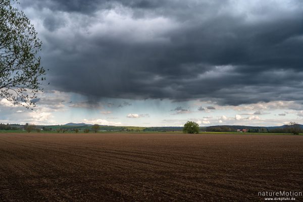 Regenwolken über Ackerfläche, Gleichen, Reinshof, Göttingen, Deutschland