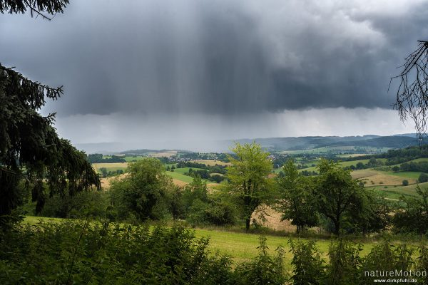 Gewitterwolken und Regen über dem Odenwald, Fränkisch-Crumbach, Deutschland
