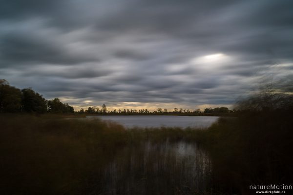 Wolken ziehen über die Teichlandschaft, Linum (Brandenburg), Deutschland