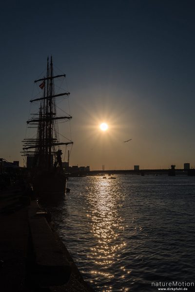 Sonnenunergang über dem Hafen, Dreimaster Segelschiff, Aarlborg, Dänemark