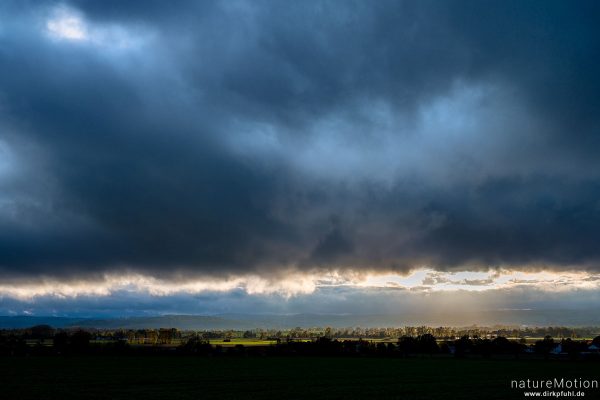 tief liegende Wolken über dem Leinetal, Feldmark südlich Göttingen, Göttingen, Deutschland
