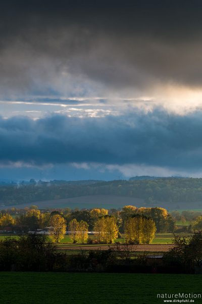 tief liegende Wolken über dem Leinetal, Feldmark südlich Göttingen, Göttingen, Deutschland