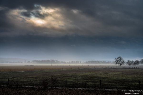 Nebel und Regenwolken über der Feldmark, Naturschutzgebiet am Flüthe-Wehr, Göttingen, Deutschland
