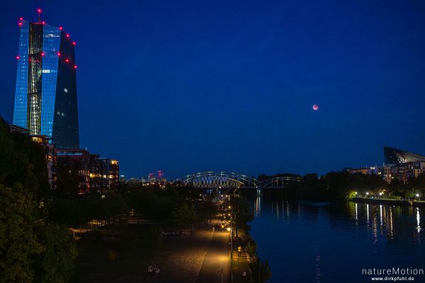 Europäische Zentralbank EZB am Main, Mondfinsternis, "Blutmond", Flößerbrücke, Frankfurt a.M., Deutschland