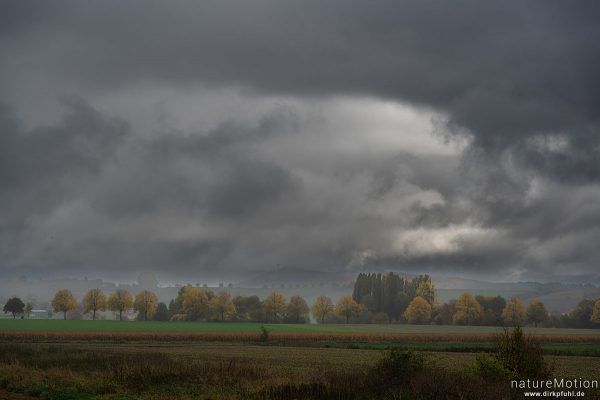 Regen zieht über die Feldmark, Göttingen, Deutschland