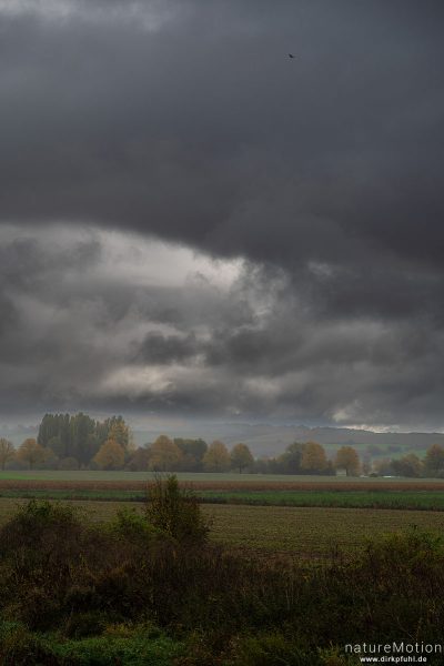 Regen zieht über die Feldmark, Göttingen, Deutschland
