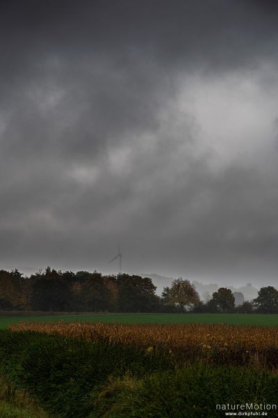 Regen zieht über die Feldmark, Göttingen, Deutschland