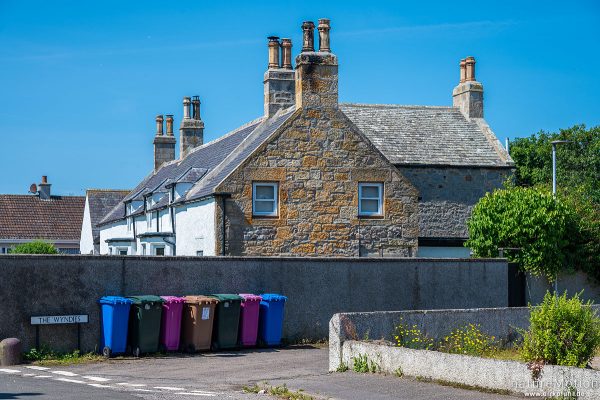 Haus und Mülltonnen, Garmouth, Schottland