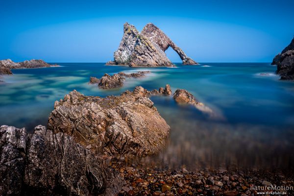 Bow Fiddle Rock, Felsformation vor der Küste, Portknockie, Schottland