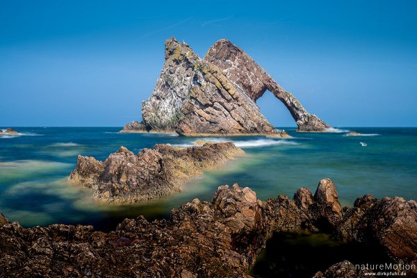 Bow Fiddle Rock, Felsformation vor der Küste, Portknockie, Schottland