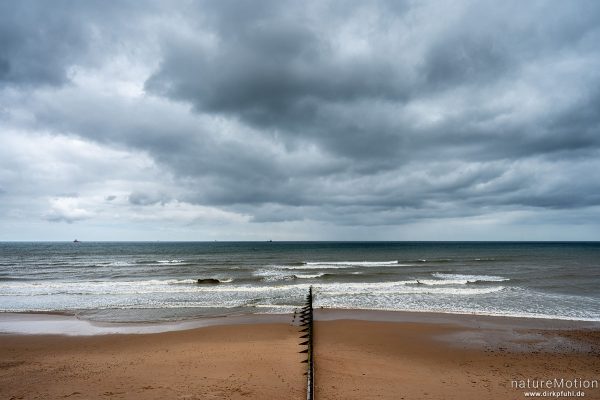 Strand vor Aberdeen, Bunen, Windräder, Aberdeen, Schottland