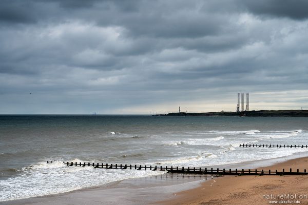 Strand vor Aberdeen, Bunen, Windräder, Aberdeen, Schottland