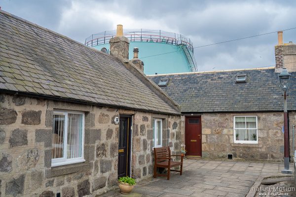 Öltank, Häuser und Gärten, altes Fischerdorf Footdee, Aberdeen, Schottland