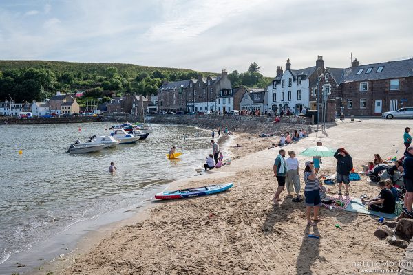 Badebetrieb an einem warmen Sommertag, Hafen, Stonehaven, Schottland