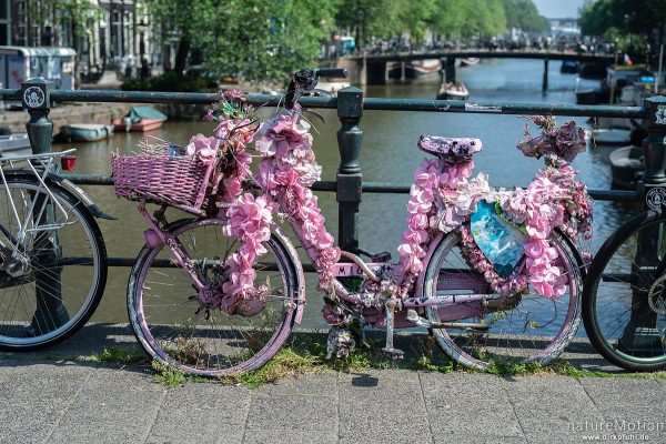 Fahrrad, abgestellt und geschmückt, Amsterdam, Niederlande - Holland
