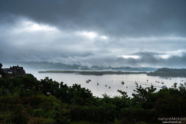 Hafen von Tobermory, morgentliches Wolkenspiel, Tobermory, Schottland