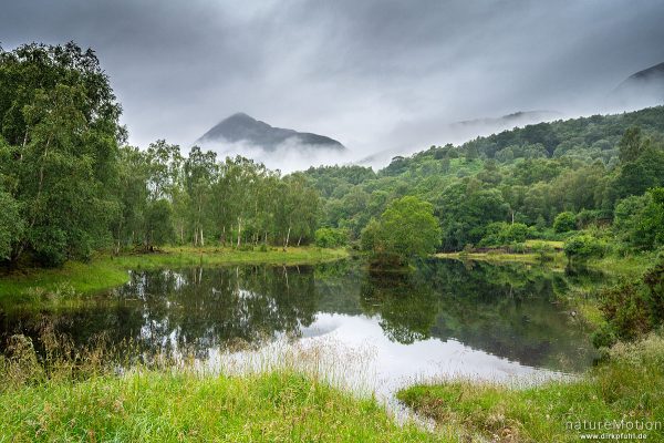 Regen zieht durch die Berge, Kinlochleven, Schottland