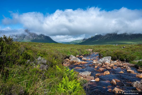 Wolken lösen sich auf, eiszeitliches Trogtal, Glencoe, Schottland