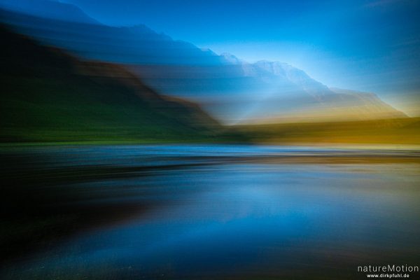 Loch Achtriochtan, Schilf und Wasserpflanzen im Abendlicht, Glencoe, Schottland