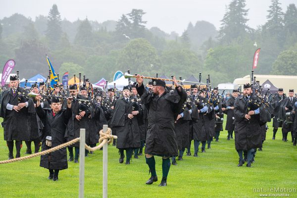 Mass Pipes and Drums, Einmarsch der Dudelsack Spielzüge, Highland Games Inverness, Inverness, Schottland