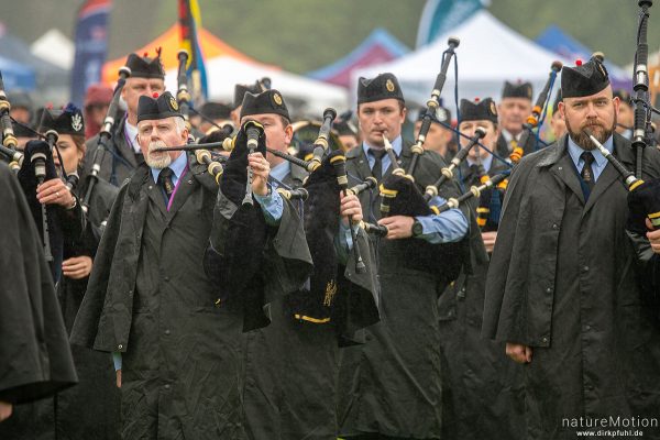 Mass Pipes and Drums, Einmarsch der Dudelsack Spielzüge, Highland Games Inverness, Inverness, Schottland