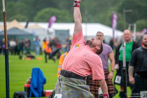 Weight for height oder Weight over bar, Männerwettbewerb, Highland Games Inverness, Inverness, Schottland