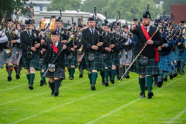 Mass Pipes and Drums, Schlussaufmarsch der Pipebands, Highland Games Inverness, Inverness, Schottland