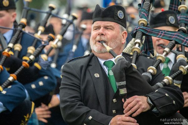 Mass Pipes and Drums, Schlussaufmarsch der Pipebands, Highland Games Inverness, Inverness, Schottland