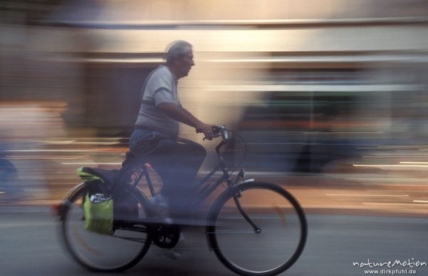 Fahrradfahrer, alter Mann, gewischt, Groner Straße, Göttingen, Göttingen, Deutschland