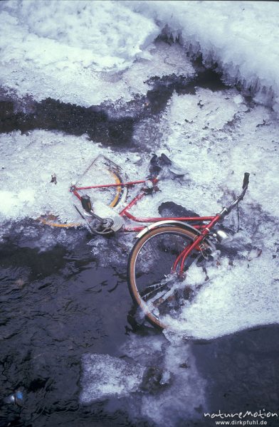 im Eis eingefrorenes Fahrrad, Leinekanal, Göttingen, Deutschland