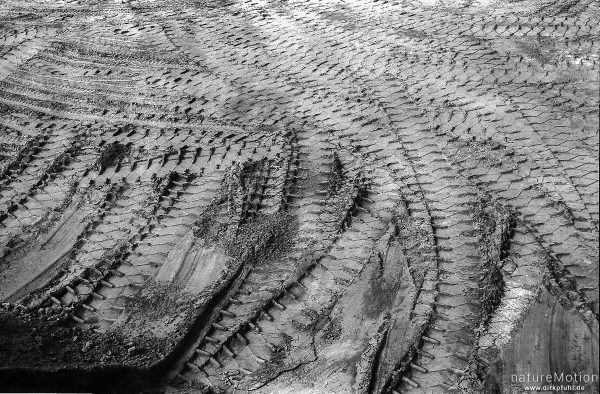 Reifenspuren im Sand, Steinbruch Hoher Hagen, Göttingen, Deutschland