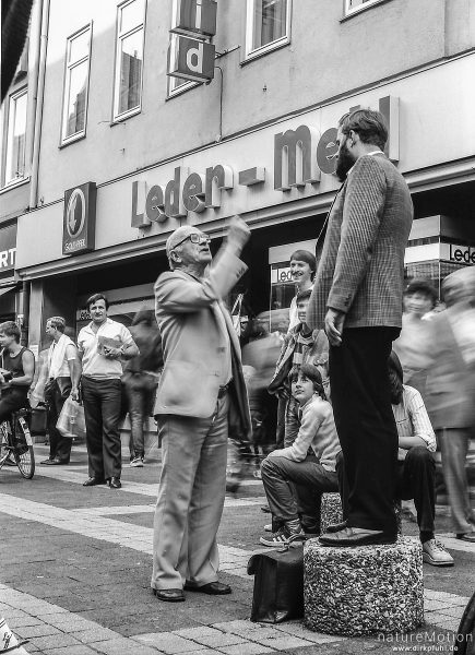 Mann weist einen Prediger zurecht, Fußgängerzone, Göttinger Innenstadt, Göttingen, Deutschland