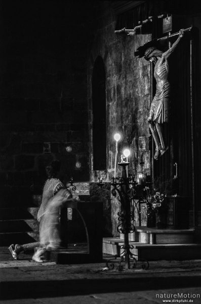 knieende Frau vor Altar, Seu le d’Urgel, Spanien