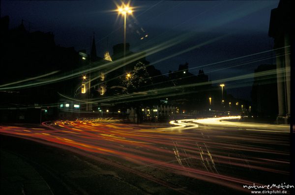 Lichter vorbeifahrender Autos, Straßenbeleuchtung, College Street, Dublin, Langzeitaufnahme, Dublin, Irland