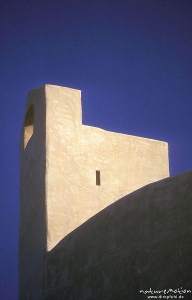 weiß verputzter Turm und Mauer vor blauem Himmel, Kaserne der Fremdenlegion, Calvi, Korsika, Frankreich