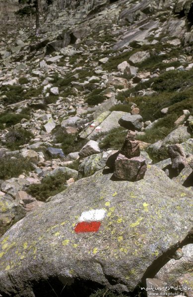Markierung des Wanderweges GR 20 (weiß-rot), Golo-Tal, Korsika, Frankreich
